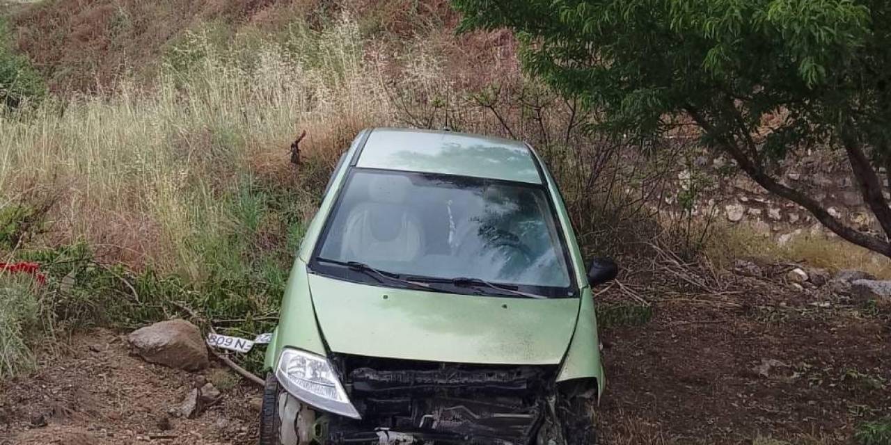 Kayganlaşan Yolda Kontrolden Çıkan Otomobil Tarlaya Uçtu
