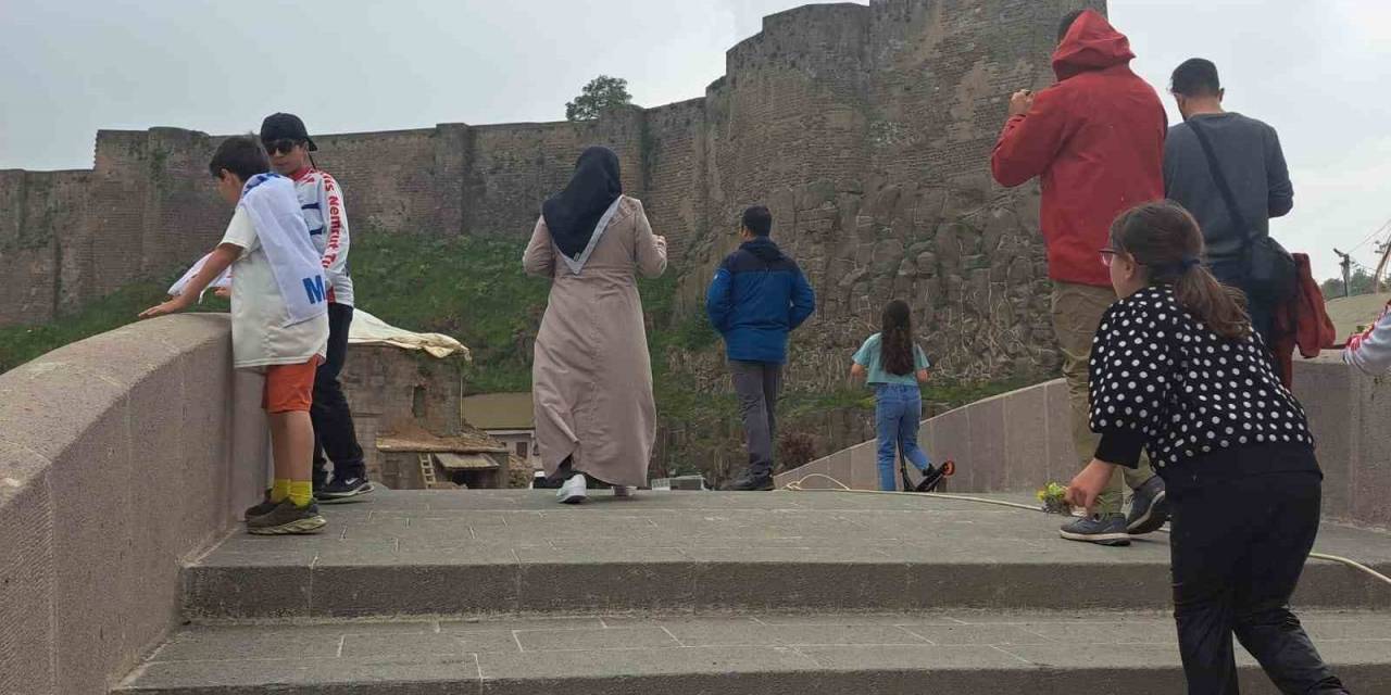 Van Gölü Aktivistleri Bitlis’in Tarihi Evlerini Gezdi