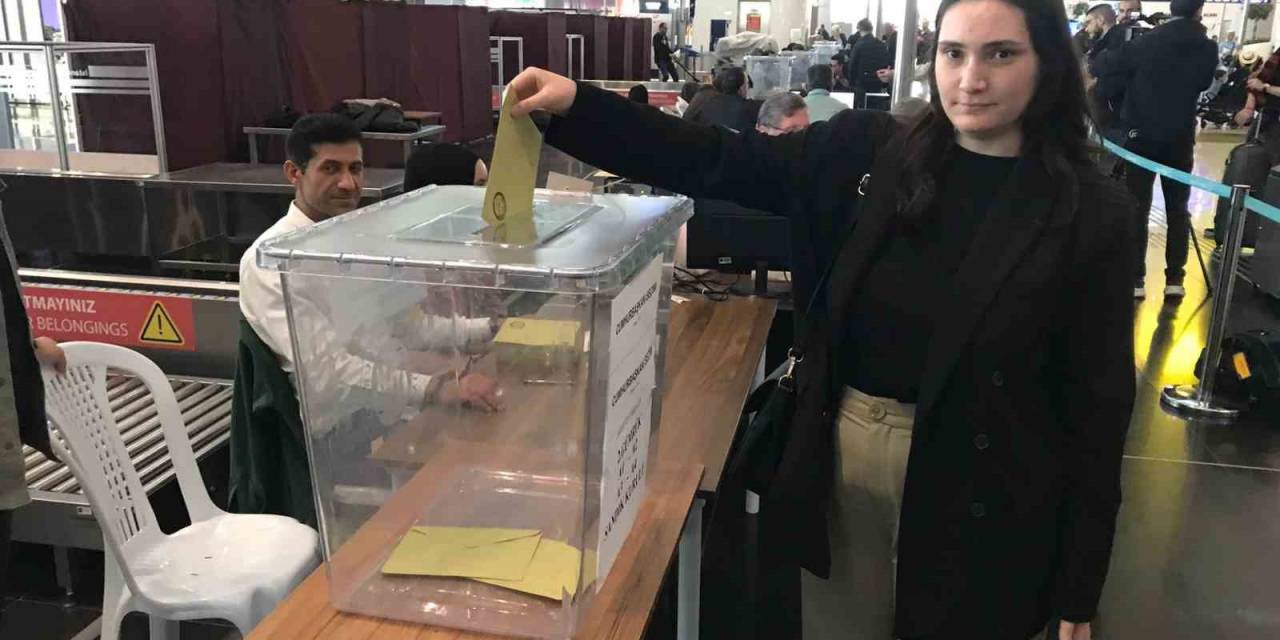 Cumhurbaşkanlığı Seçiminin İkinci Turunda İstanbul Havalimanı’nda Oy Verme İşlemi Başladı