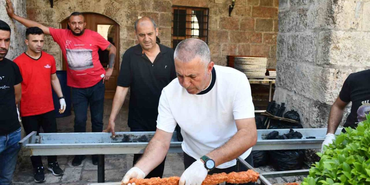 Hatay’da 19 Metrelik Kebap Yapıldı, Depremzedelere İkram Edildi