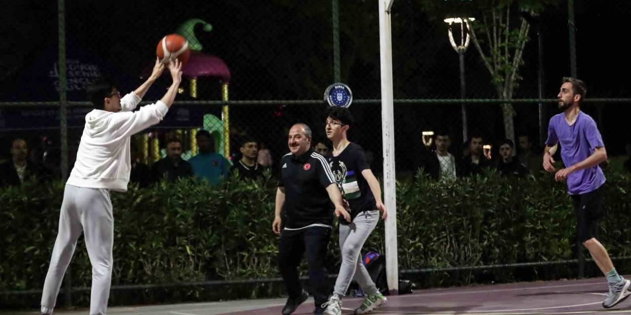 Bakan Varank, İlk Kez Oyunu Kullanan Gençlerle Gece Yarısı Basketbol Maçı Yaptı