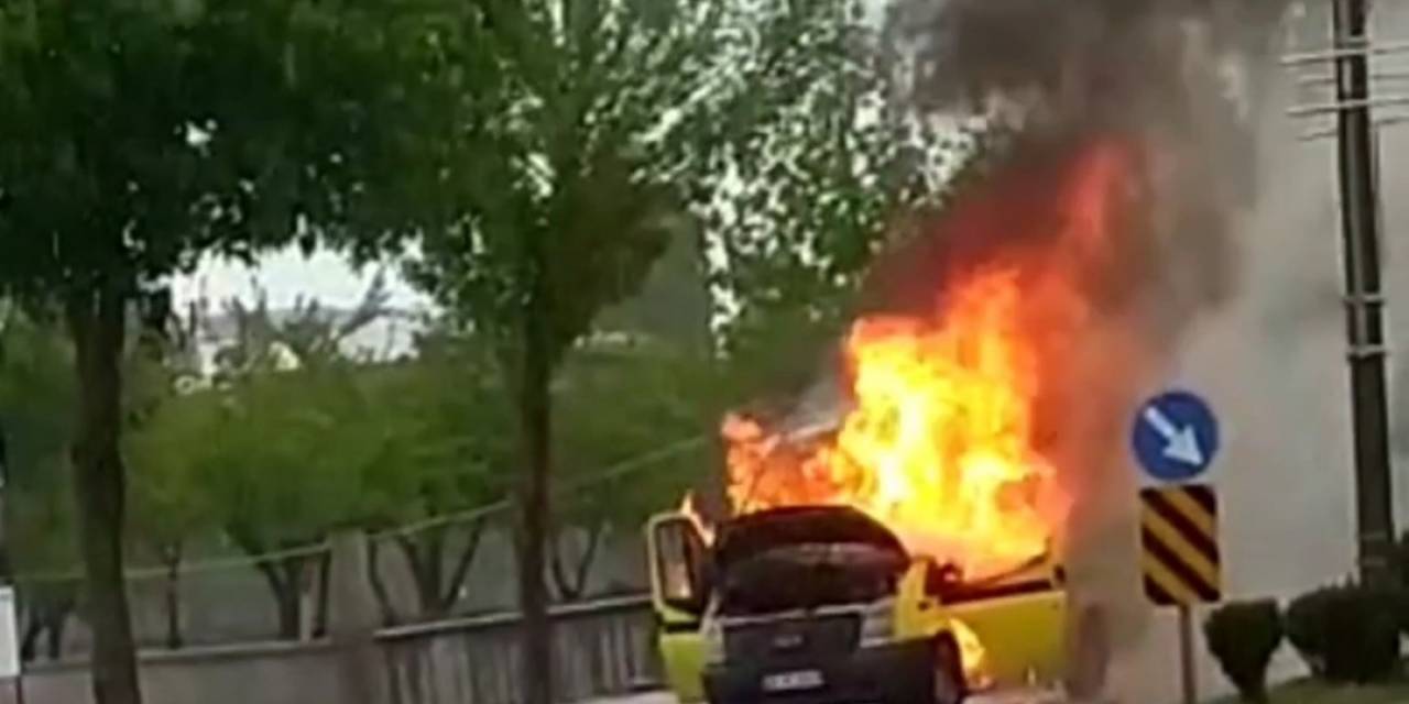 Van’da Seyir Halindeki Minibüs Alev Alev Yandı