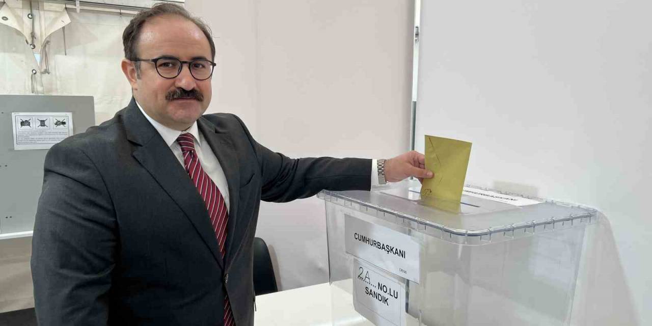 Almanya’daki Türkler Cumhurbaşkanı Seçiminin 2. Turunda Uzun Kuyruklar Oluşturdu