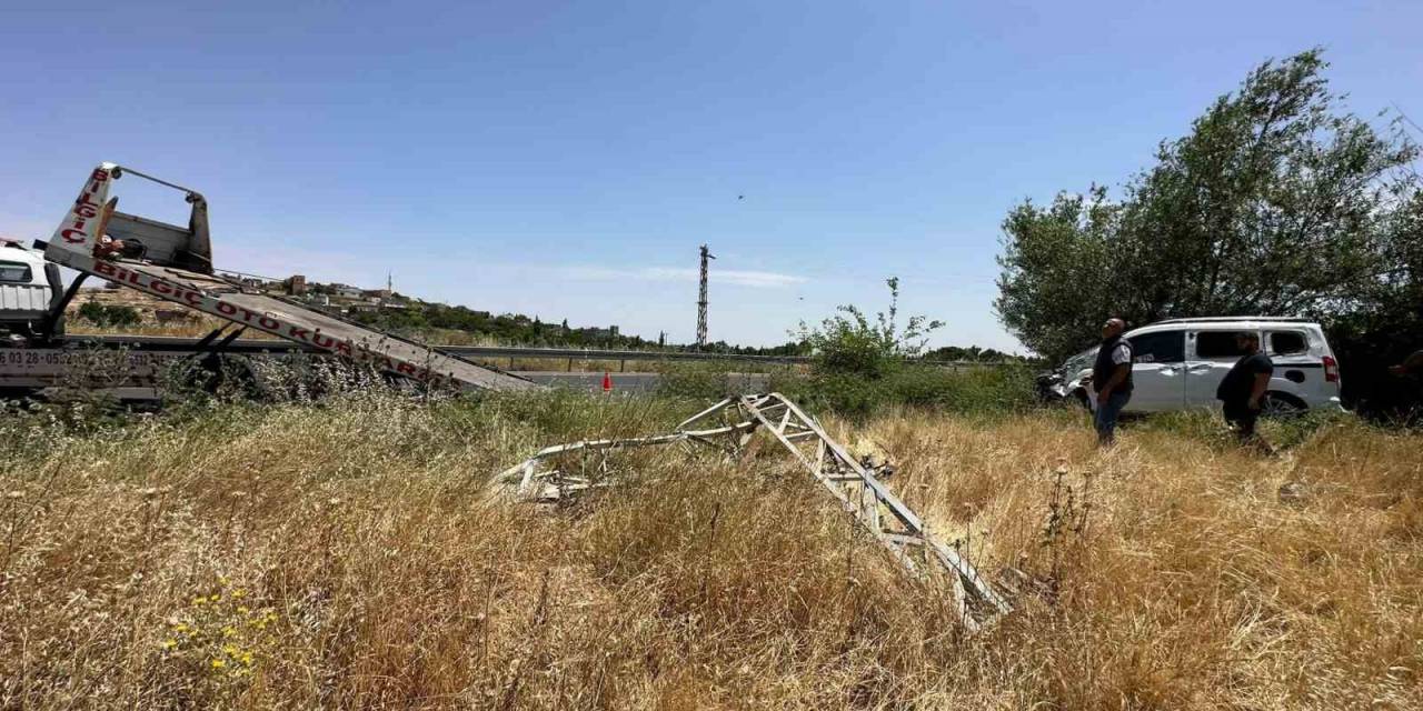 Mardin’de Hafif Ticari Araç Elektrik Direğine Çarptı: 1 Yaralı