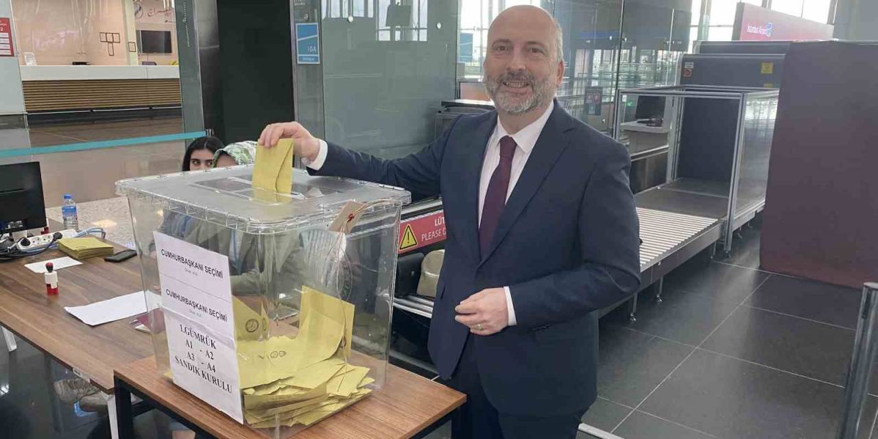 Ak Parti Milletvekilleri Sırakaya Ve Üçüncü, İstanbul Havalimanı’nda Oy Kullandı