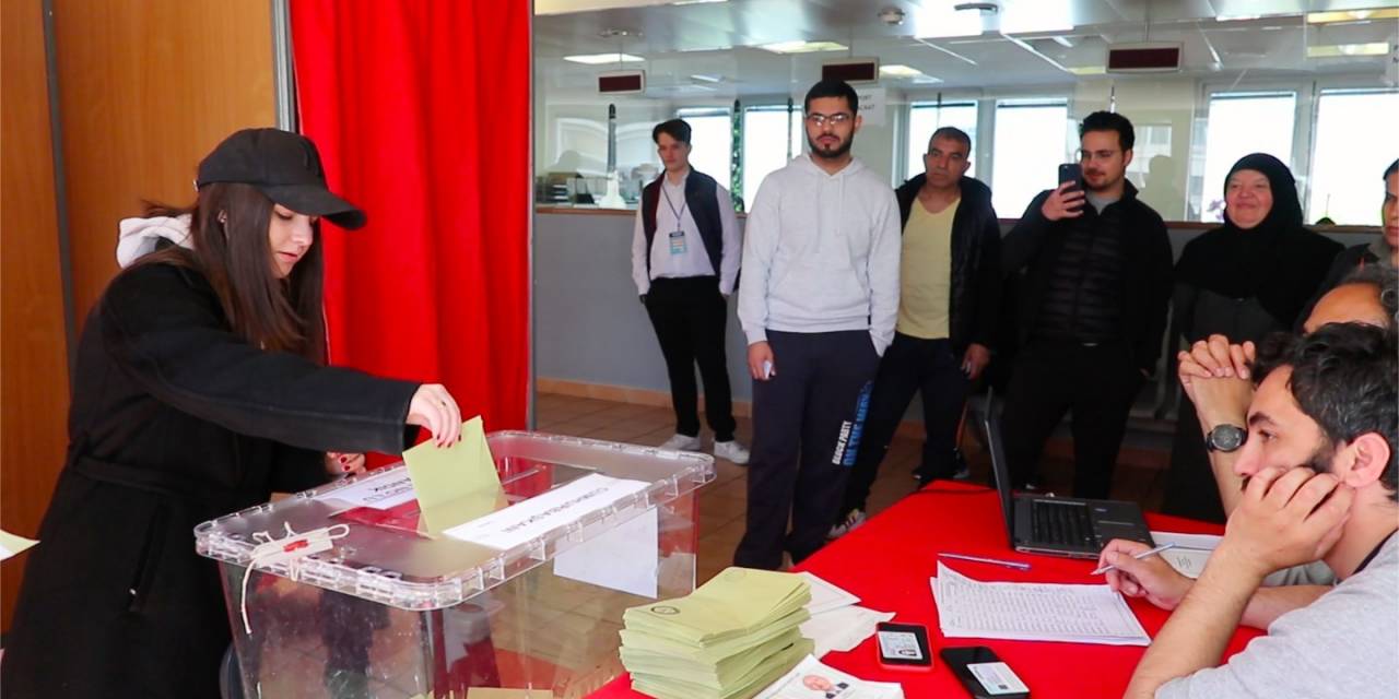 Fransa’daki Türk Seçmenlerden Sandığa Yoğun İlgi