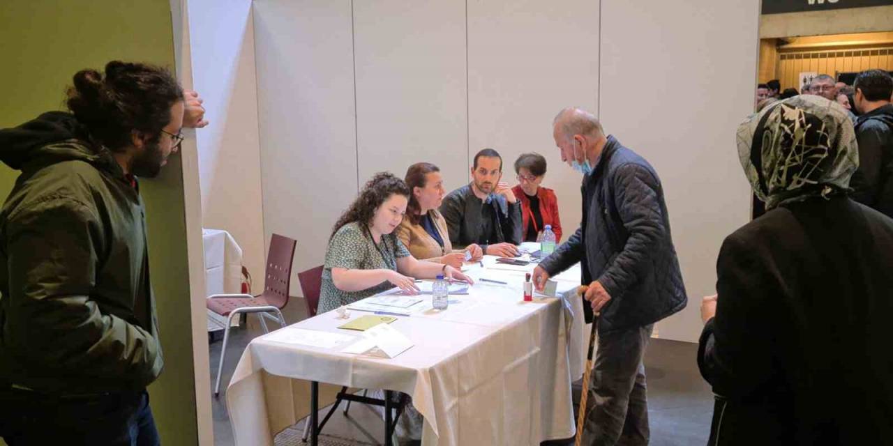 Belçika’daki Türkler Seçimin 2. Tur Oylamasında Uzun Kuyruk Oluşturdu