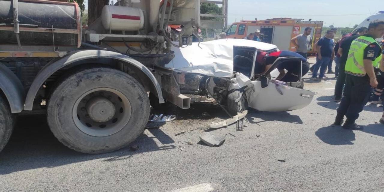 Otomobil, Beton Mikseri İle Çarpıştı: 1 Yaralı