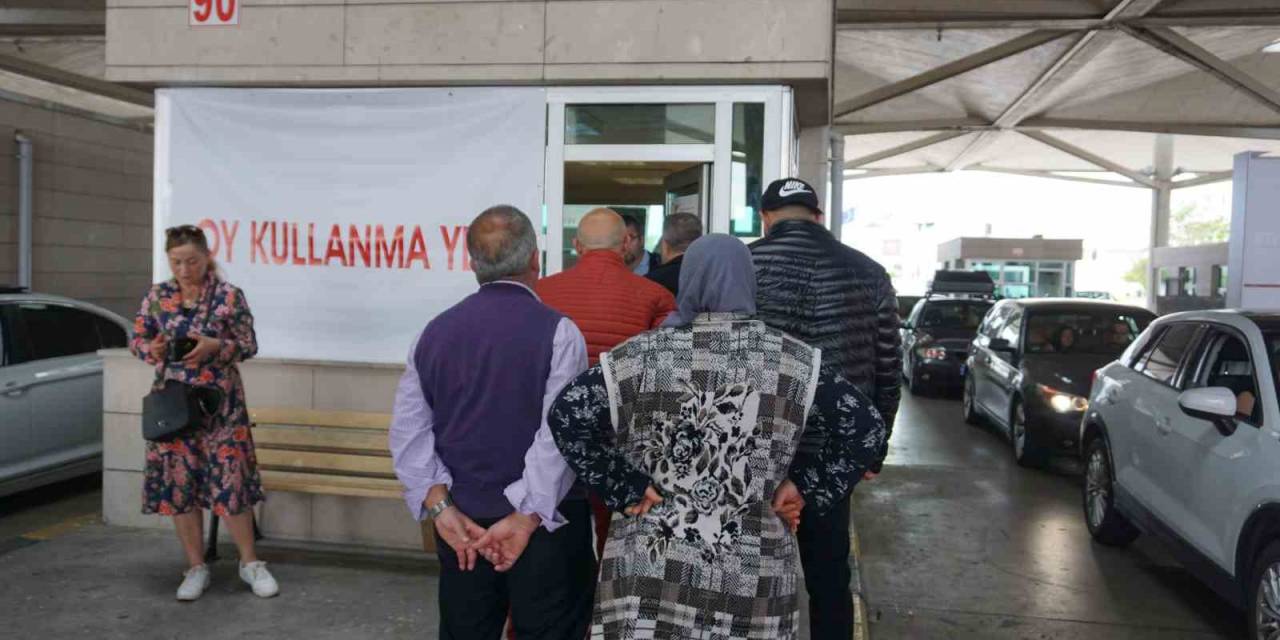 Yurtdışı Seçmenler Sınır Kapılarında Oylarını Kullanıyor