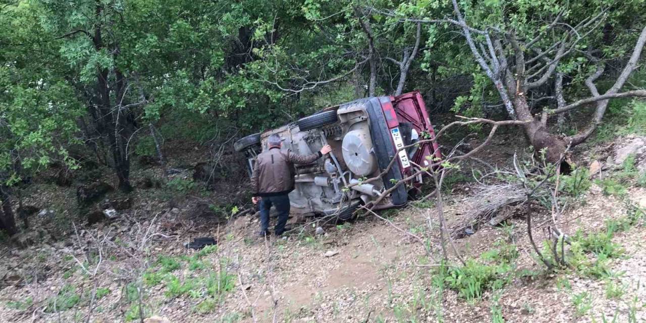 Tunceli’de Şarampole Devrilen Araçtan Sürücü Sağ Kurtuldu