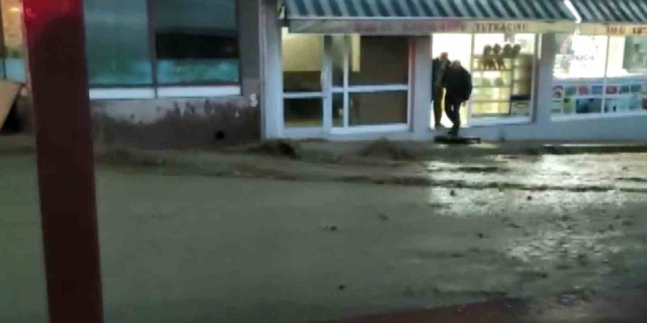 Depoya Yıldırım Düştü, O Anlar Kamerada