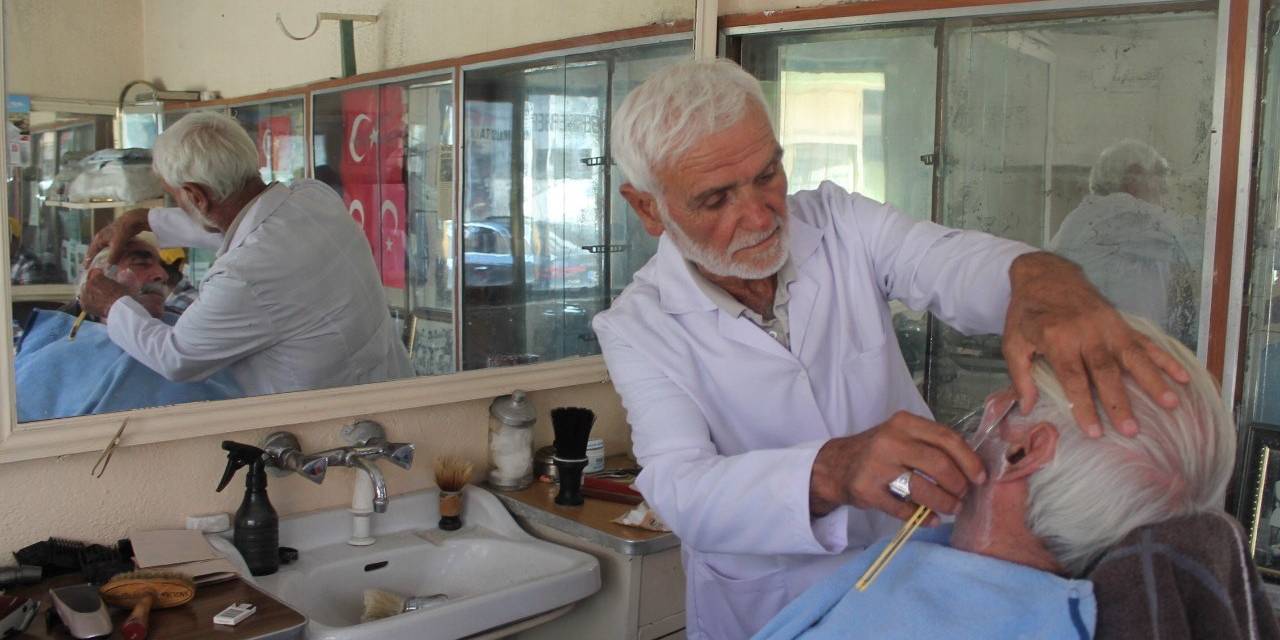 Bayburt’un En Yaşlı Berberi Mesaiye Radyonun Düğmesine Basarak Başlıyor