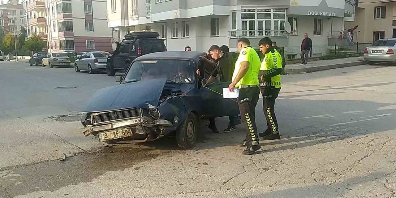 Otomobil, Minibüsle Çarpıştı: 2 Yaralı