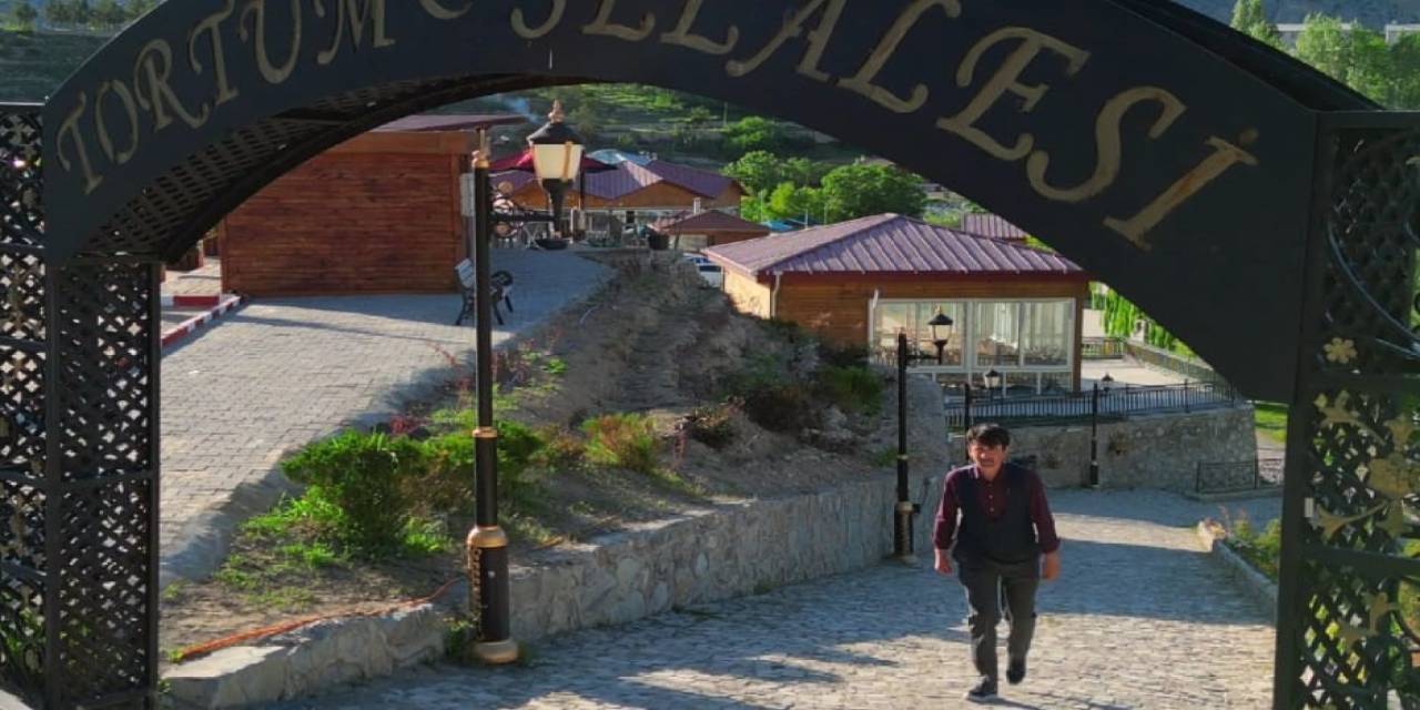Tortum Şelalesi’nin Manzarası Eşliğinde Karacoğlan Şiirleri Okuyor
