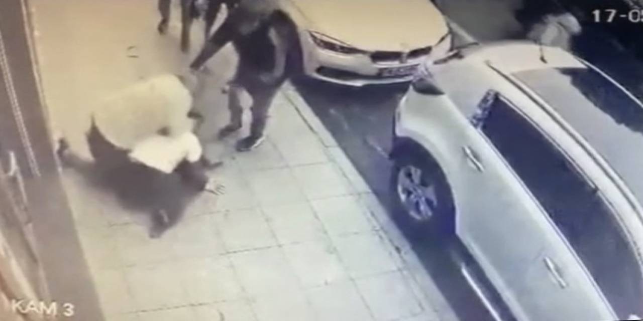 Dehşet Anları Kamerada: Müşterileri Rahatsız Edip Para İsteyen Genci Önce Dövdü, Sonra Vurdu