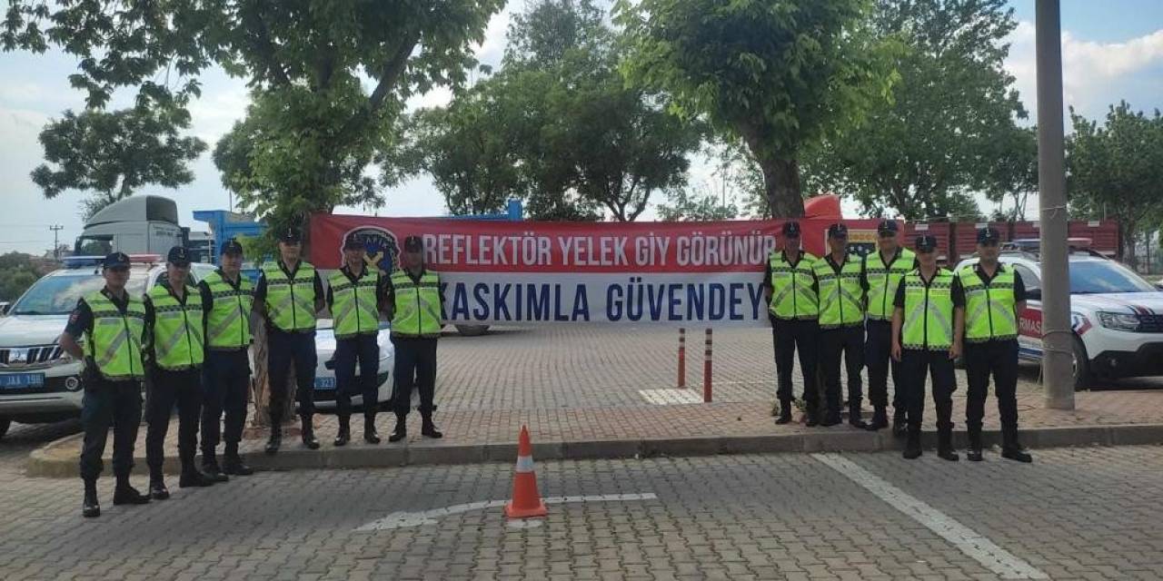 İzmir’de Jandarma 300 Reflektif Yelek Dağıttı