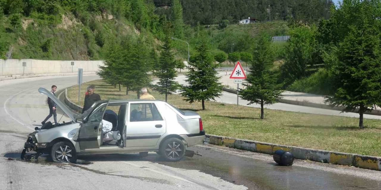 Tokat’ta Bariyerlere Çarpan Aracın Lpg Tankı Yola Fırladı