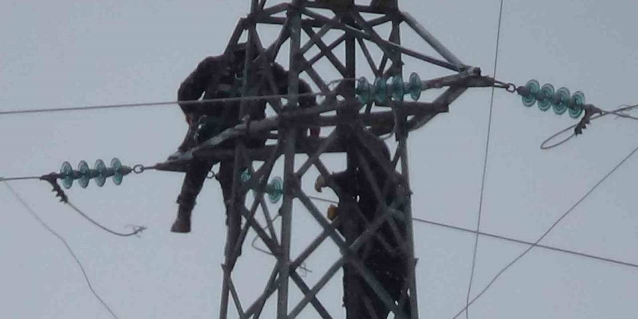 Elektrik Firması Çalışanlarının 25 Metrede Zorlu Onarım Çalışması