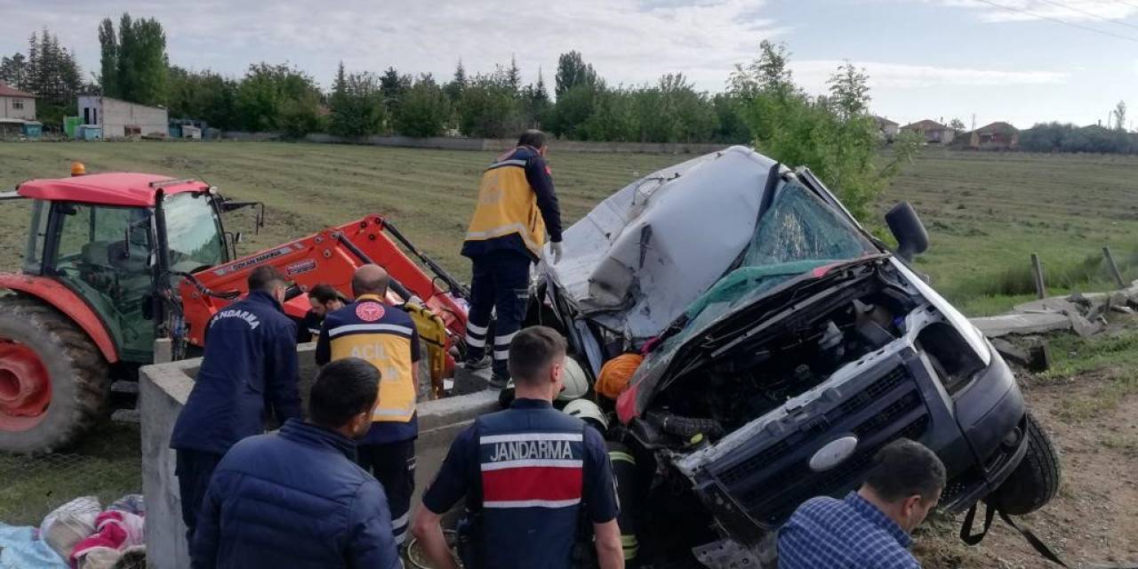 Tarım İşçilerini Taşıyan Minibüs Devrildi: 1 Ölü, 8 Yaralı