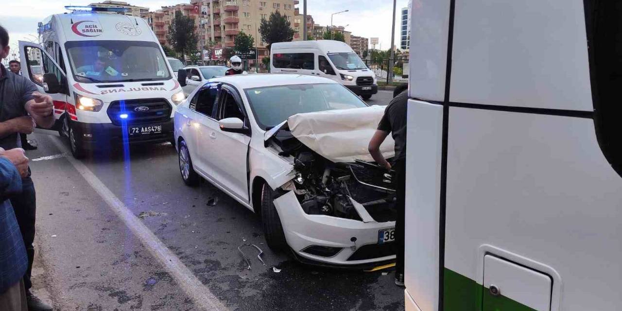 Batman’da Otomobil Belediye Otobüsüne Arkadan Çarptı: 1 Yaralı