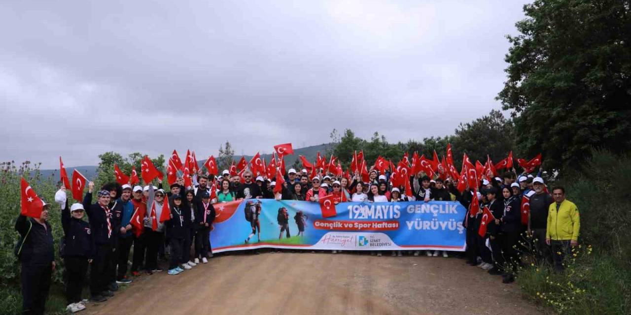 İzmitliler "gençlik Yürüyüşü" İle Bir Kez Daha Bayram Kutladı