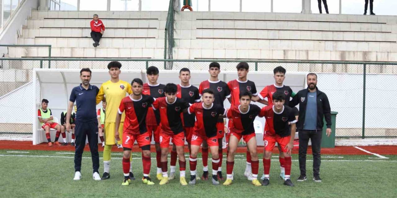 Van Büyükşehir Belediyespor U-16 Takımı Türkiye Şampiyonasında Son Dörde Kaldı