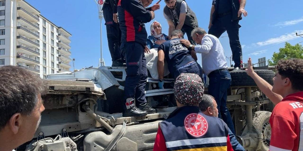 Siirt’te Kamyonet İle Otomobil Çarpıştı: 2’si Çocuk 7 Yaralı