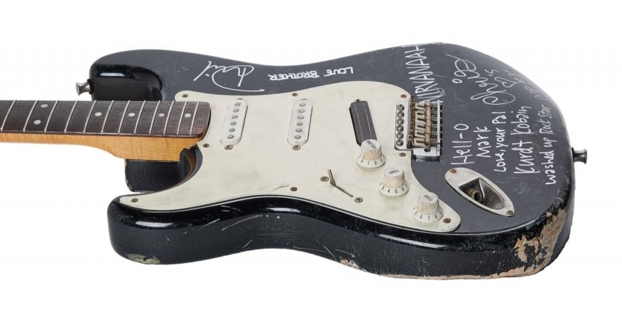 Kurt Cobain’in Parçaladığı Gitar Yaklaşık 600 Bin Dolara Alıcı Buldu