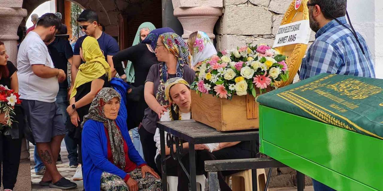 Uraz Ve Karya Gözyaşları Arasında Toprağa Verildi