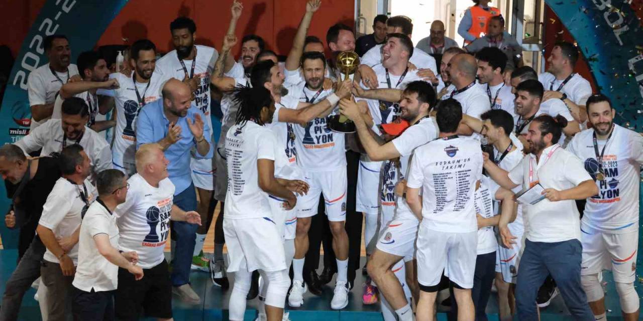 Şampiyonluk Kupasını Kaldırdılar