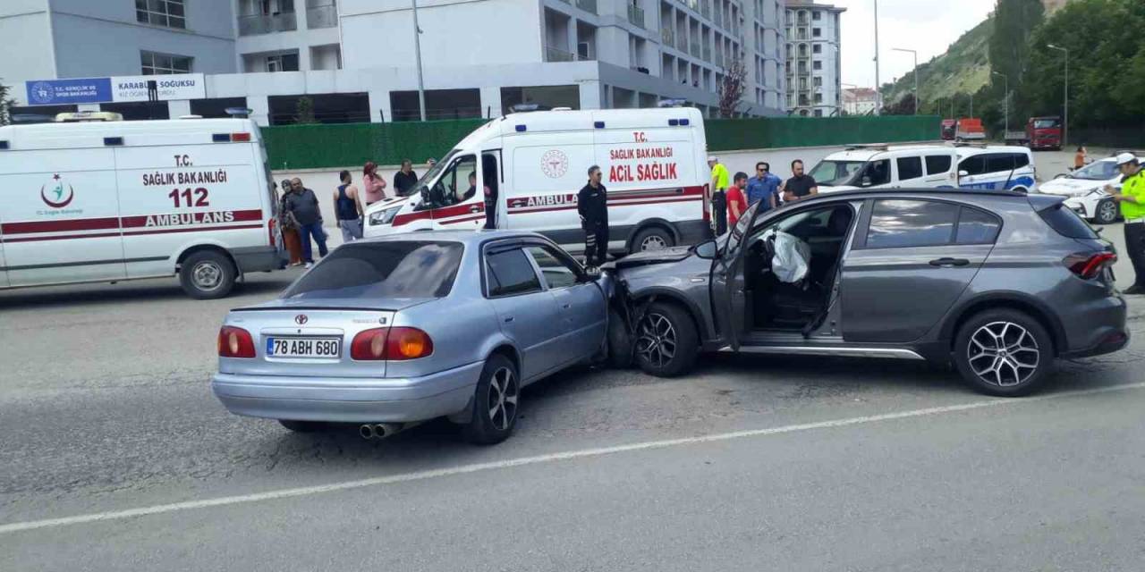 Karabük’te İki Otomobil Çarpıştı: 2’si Çocuk 5 Yaralı