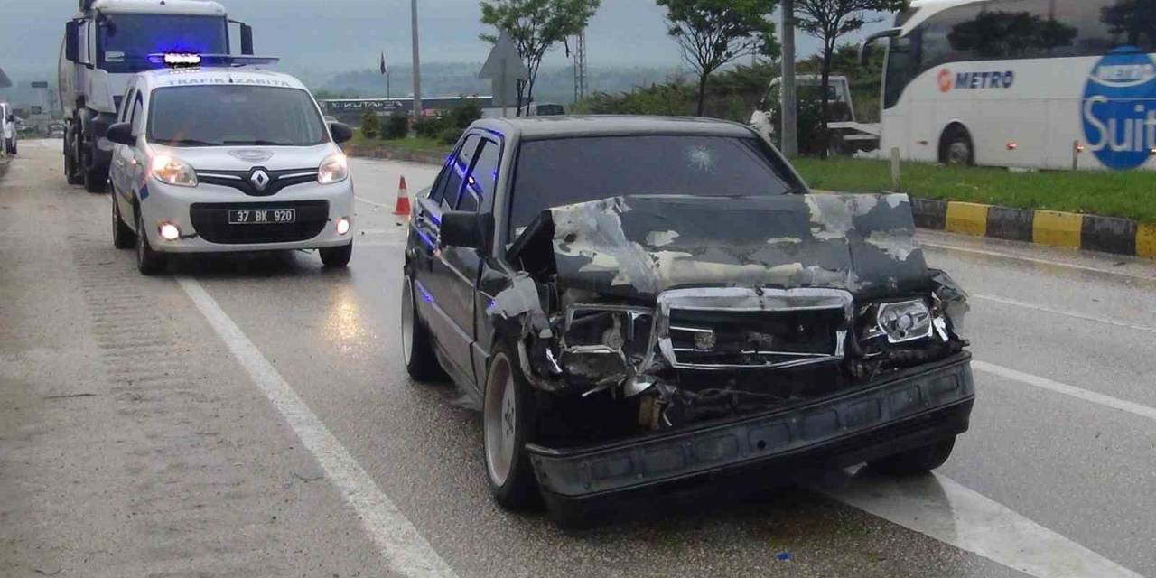 Kastamonu’da Otomobil Tıra Çarptı: 2 Yaralı