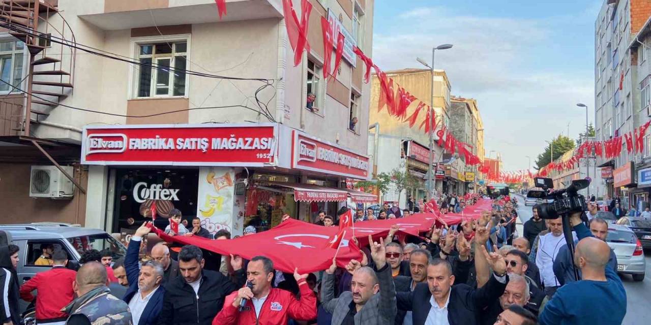 Beyoğlu’nda Cumhur İttifakı Türk Bayraklarıyla Yürüyüş Yaptı