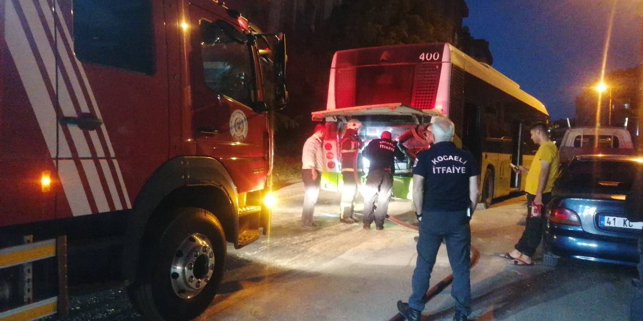 Yolcu Otobüsünün Motor Kısmından Yükselen Duman Korkuttu