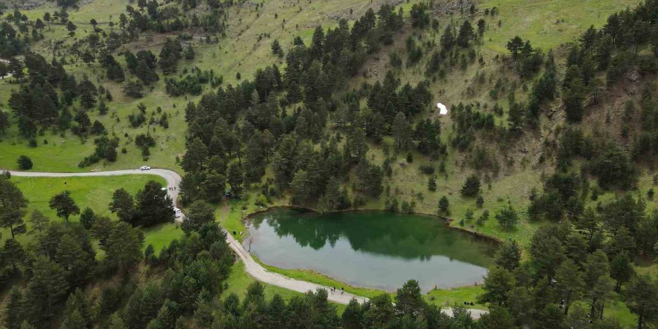 Gençler 19 Mayıs’ı Altınpınar Gölünde Kutladı