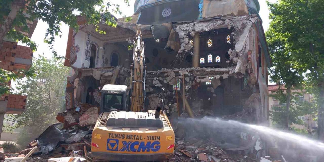 Yenisi Yapıldı, Hasarlı Eski Cami Yıkıldı