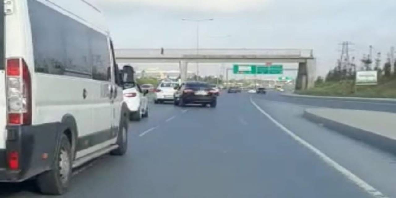 Arnavutköy’de Düğün Konvoyunda Makas Atarak İlerleyen Sürücü Kameraya Yansıdı