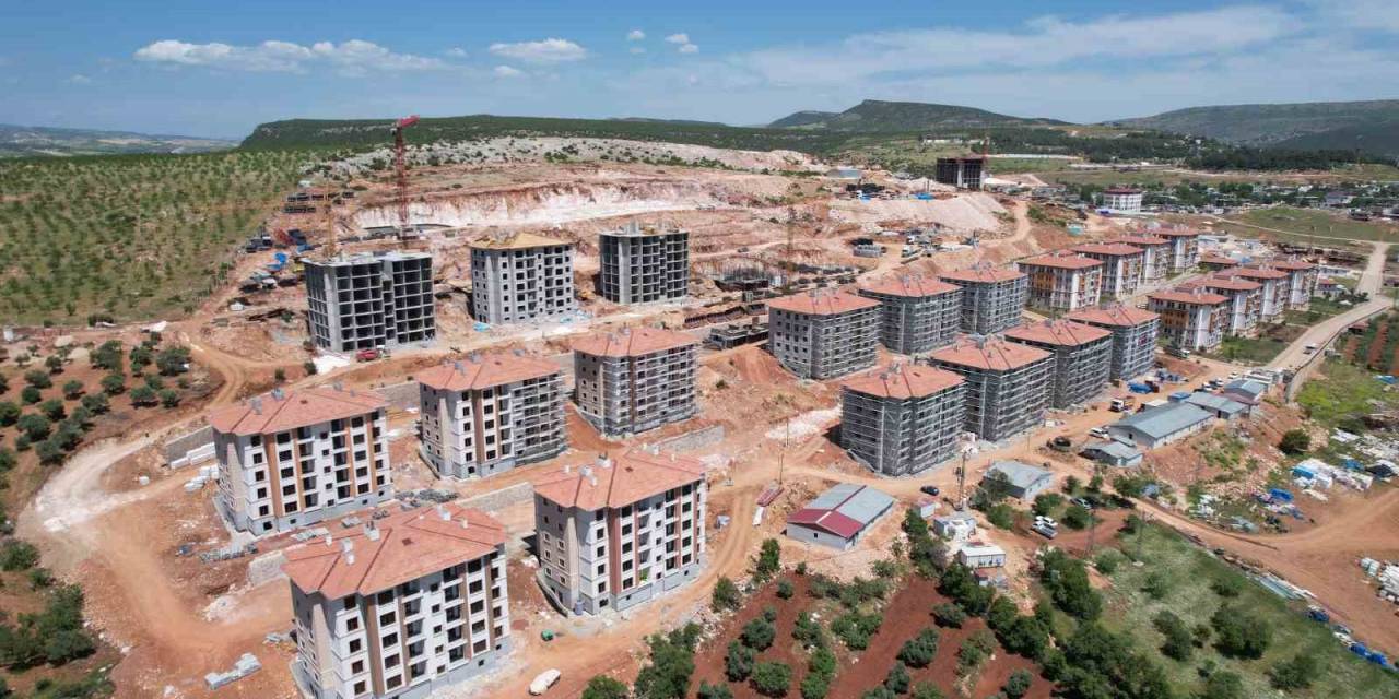 Yeni Konutlar Hızla Yükseliyor, Çatılar Bile Yapıldı