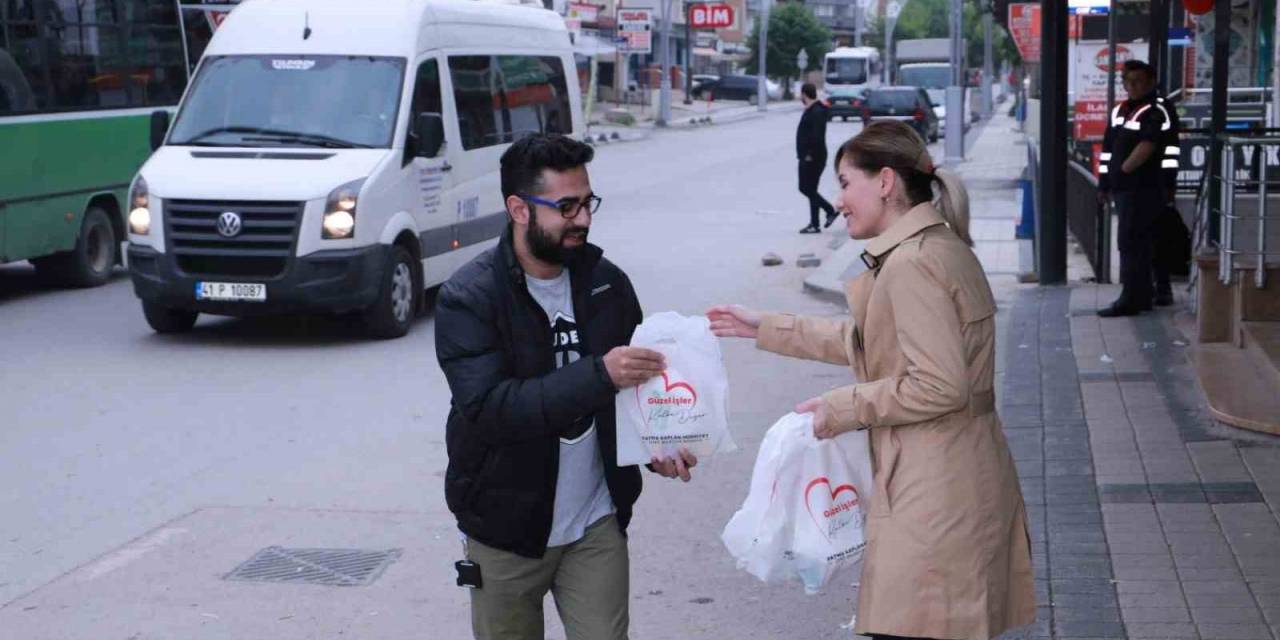 Servis Bekleyen Vatandaşlara İç Isıtan İkram