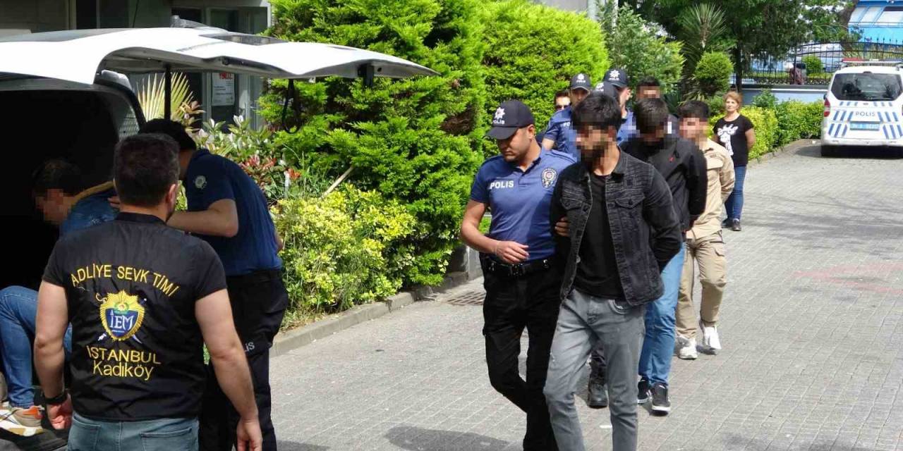 Vatandaşı Rahatsız Edip Polise Saldırdılar