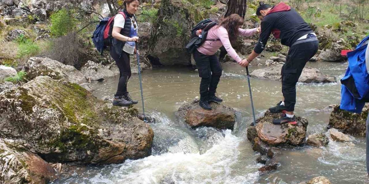 Doğa Yürüyüşçüleri Zahran Vadisi’nde Eşsiz Manzaraları Fotoğrafladı