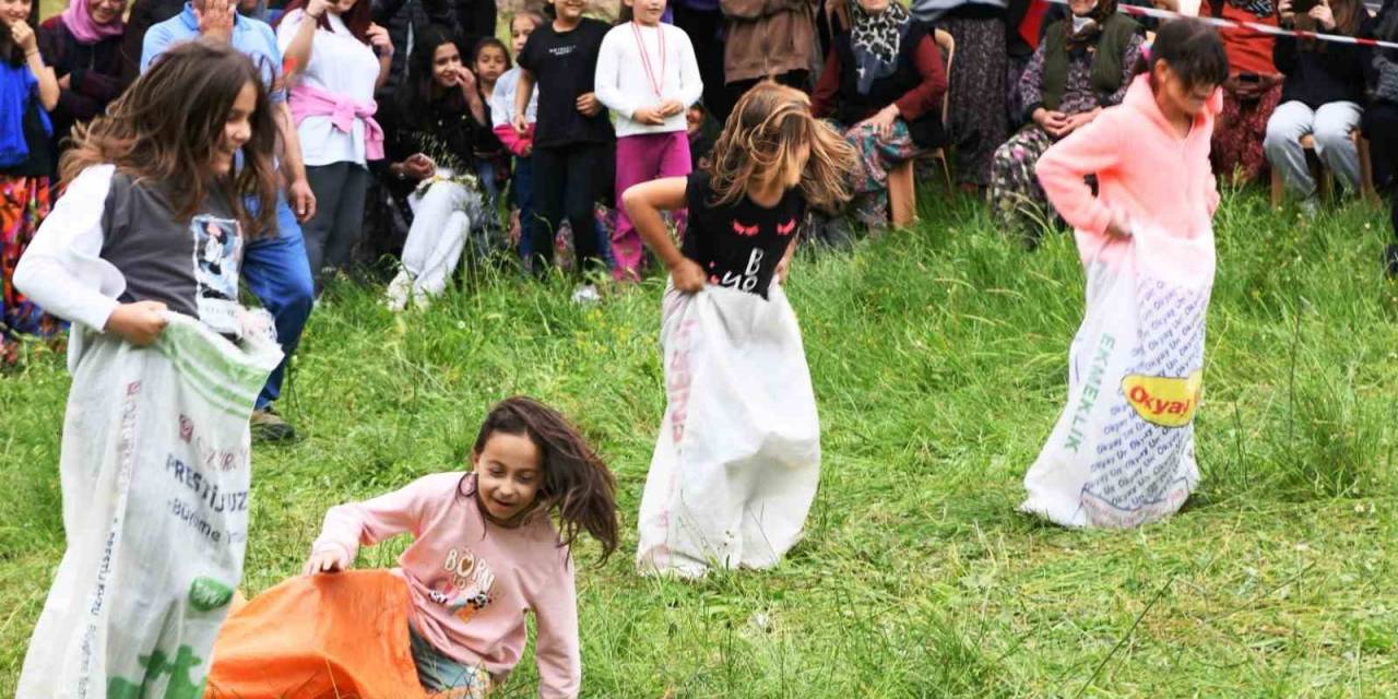 Lapseki’de Geleneksel Kır Pikniği Renkli Görüntülere Sahne Oldu