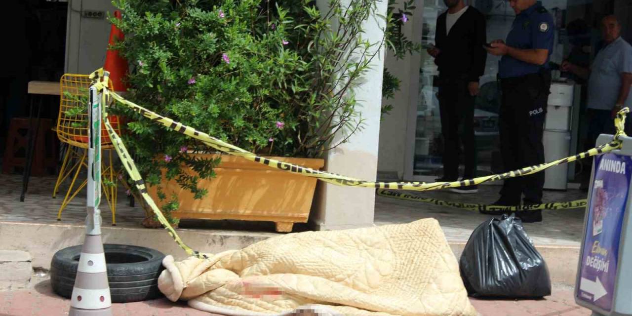 Kaldırım Üzerinde Cansız Bedeni Bulundu, Üzerine Yorgan Örttüler