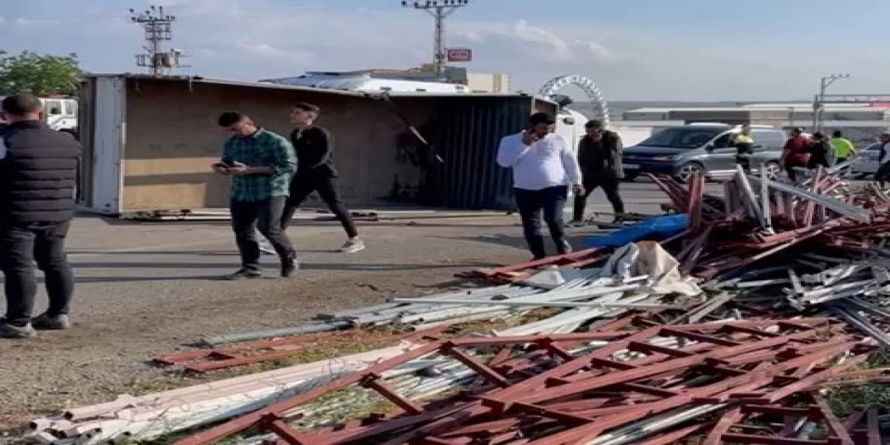 Batman’da İnşaat Malzemesi Yüklü Kamyon Devrildi: 4 Yaralı
