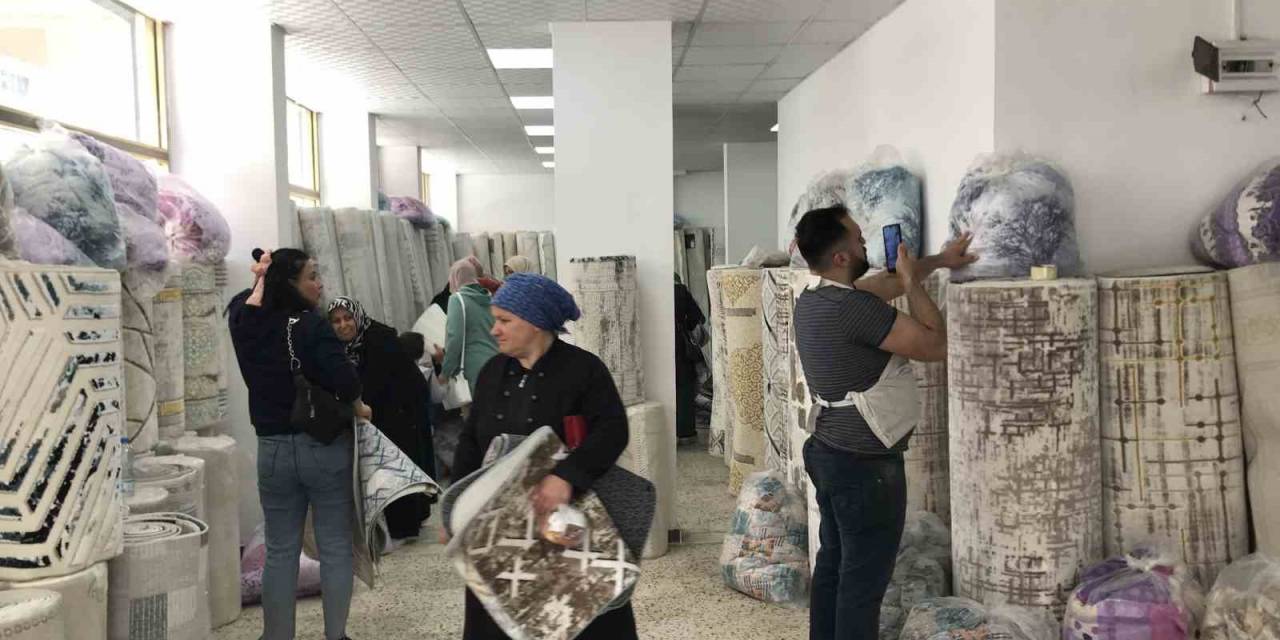 Su Basan Depoda Islanan Halıları Zararına Satışa Çıkarttı