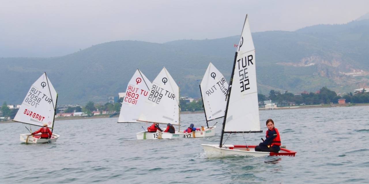 Yelken Yarışlarında Minikler Kıyasıya Mücadele Etti