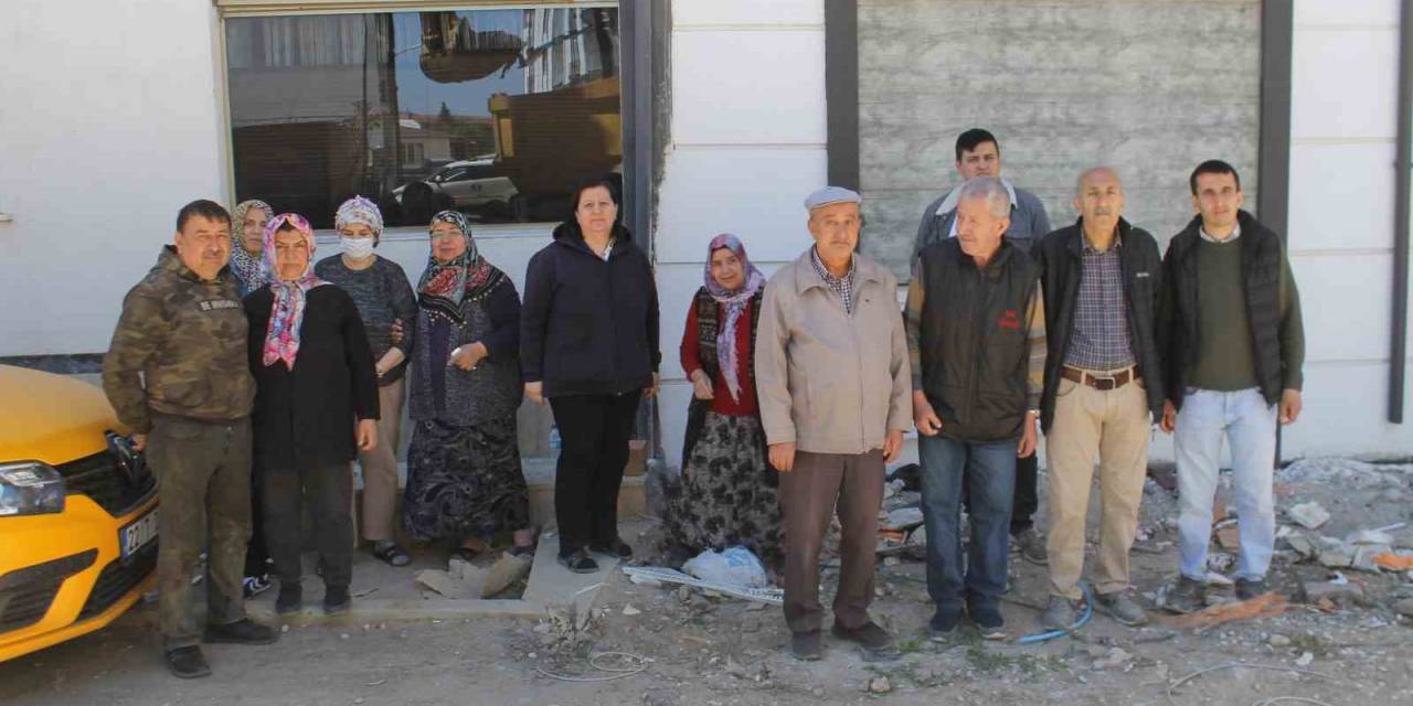 Mahalle Sakinlerinden Yol Ortasında Yapılacak Apartmana Tepki