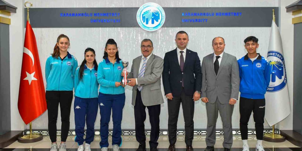 Kmü, Badminton Takımı Kupa İle Döndü