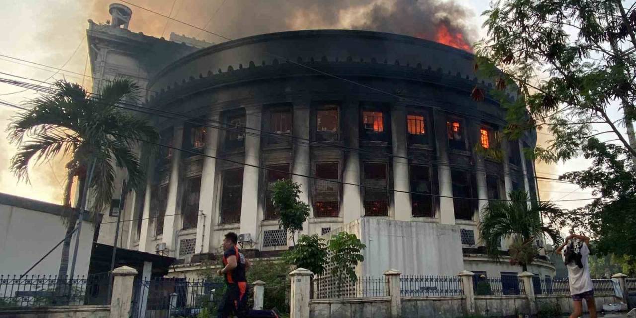 Filipinler’in Tarihi Posta Binasında Yangın