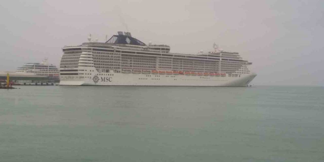 Kuşadası’na Kruvaziyer Gemileriyle Birlikte 4 Bin Turist Geldi